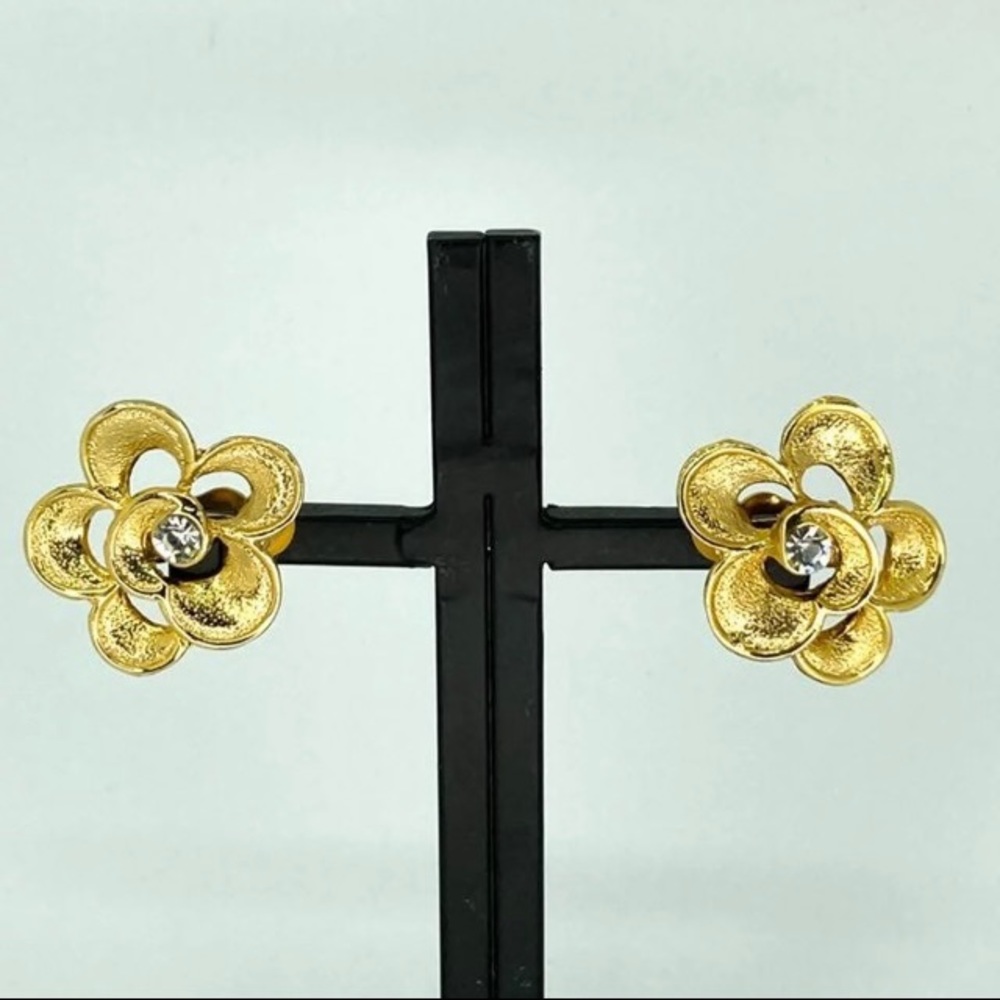 CLEARANCE! Gold Foral Cluster Vintage Clip On Goldtone Earrings One Rhinestone